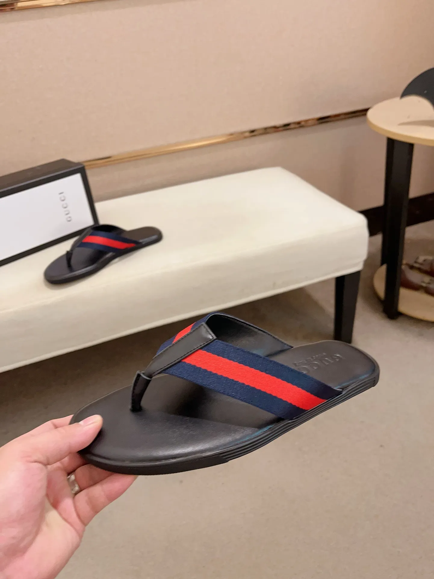 Men's shoes 💰: 240💰 [gucci Gucci slippers] High-end men's shoes brand official website 1:1 latest masterpiece: original mold customization, the fabric is made of imported original materials, upgraded outsole, lighter and non-slip. The market's top quality, simple yet tasteful, a must-have for fashionistas, fashionable at your feet, full of confidence, the same style at the counter 👍The season of summer slippers is here. Code: 38-45